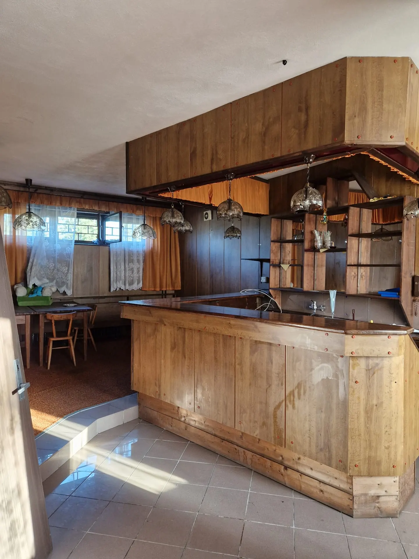 Spoločenský priestor / bar — pred / po — Po