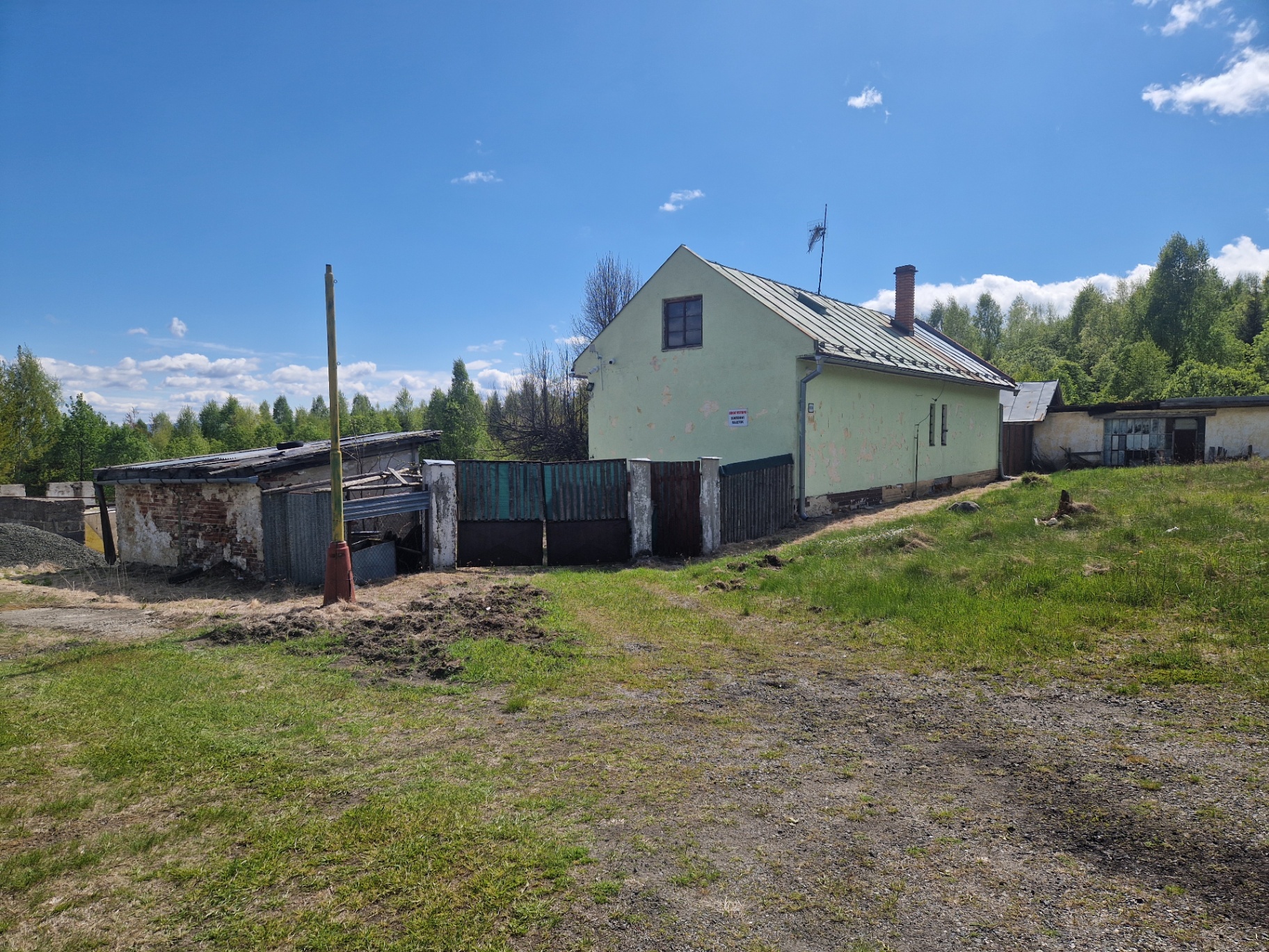 PRED — pôvodný stav hospodárskeho areálu pri Novom Smokovci (05/2025)