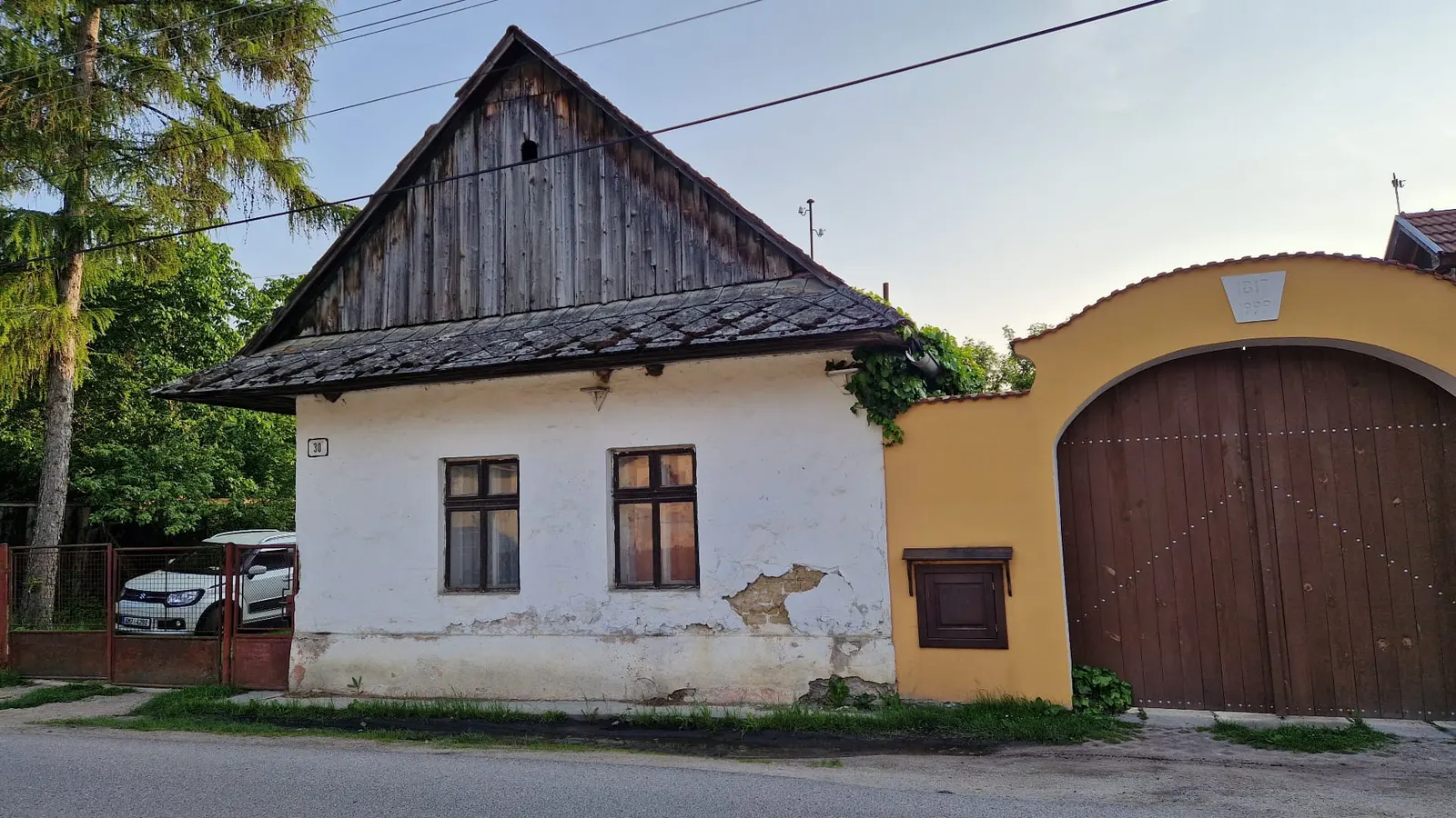 Čelná fasáda z ulice — pred / po — Po