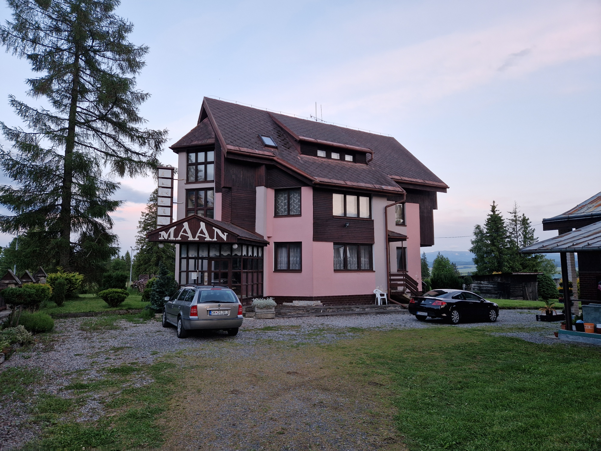 Hikers Paradise — exteriér objektu pred rekonštrukciou (06/2024), ešte v pôvodnom stave pred obnovou fasády a vstupu.