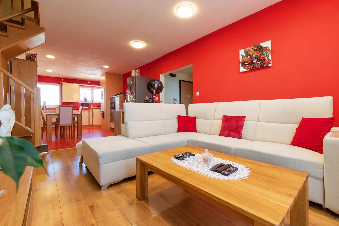 Sherpa's Hostel — spoločenská zóna s obývacou časťou a kuchyňou.