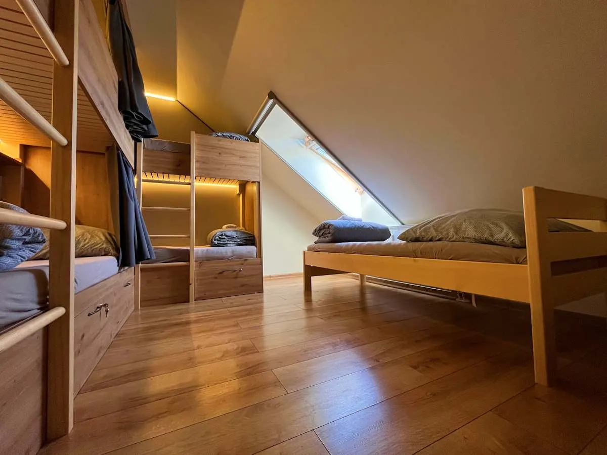 Sherpa's Hostel — podkrovná izba s lôžkami pod strešným oknom.