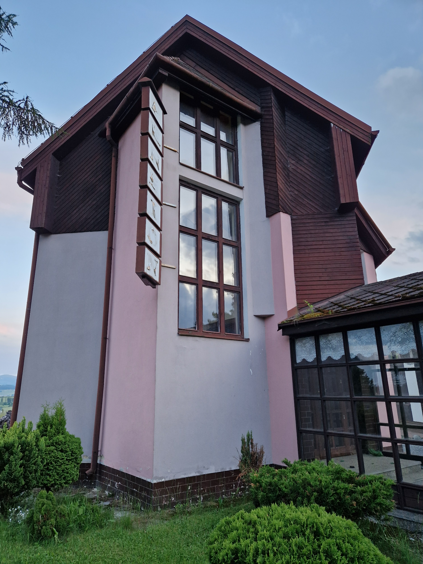 Hikers Paradise — detail rohu objektu pred rekonštrukciou s pôvodným opláštením a okennými výplňami.