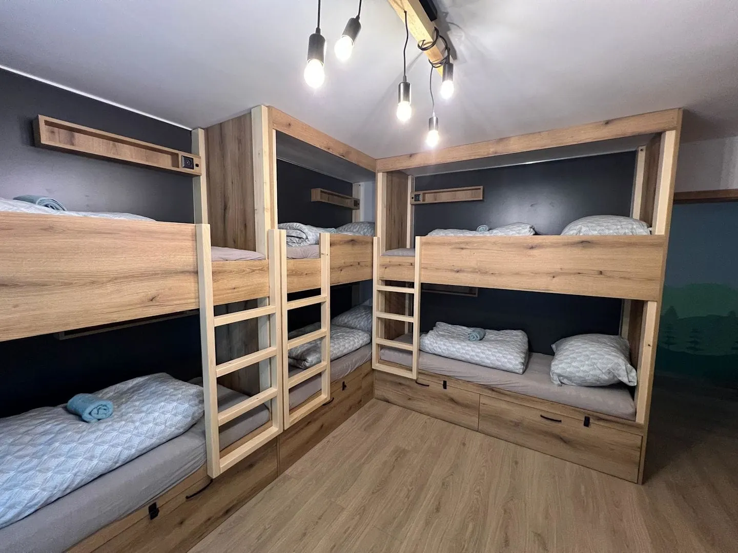 Hikers Paradise — drevené poschodové postele v dorm izbe.