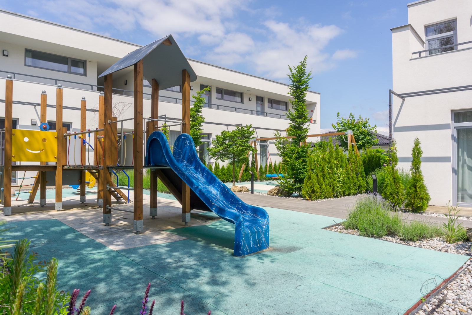 Detské ihrisko priamo v rezorte — rodinný charakter areálu je jednou z prirodzených silných stránok lokality.