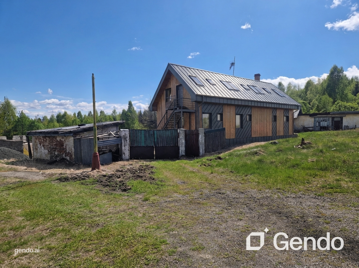 Vizualizácia — architektonický koncept hlavnej budovy po rekonštrukcii (drevené obklady, falcovaný plech, strešné okná). Pozn.: ploty, garáž a okolie nie sú vo vizualizácii zatiaľ riešené — v skutočnosti budú odstránené a nahradené novým exteriérom.