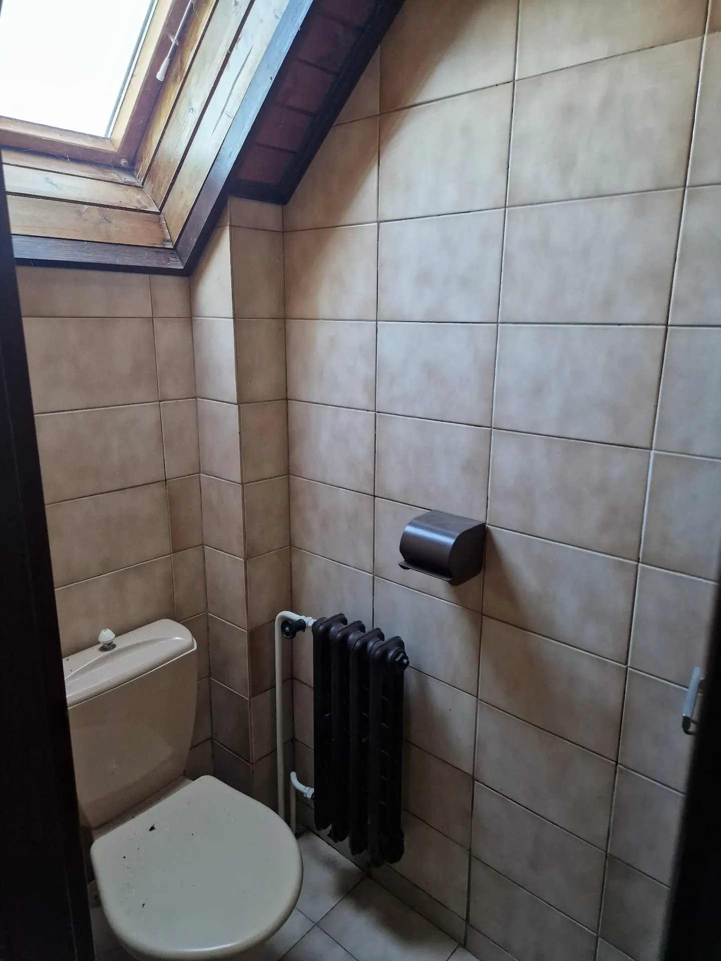 PRED rekonštrukciou (08/2024) — pôvodné sociálne zariadenie pod podkrovným oknom.