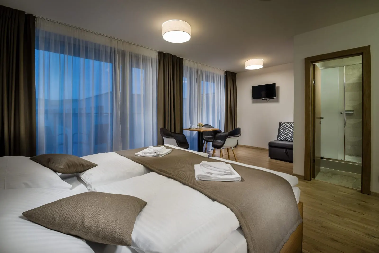 Spálňová časť apartmánu — pokojná atmosféra, kvalitné textílie a dizajnové prvky.