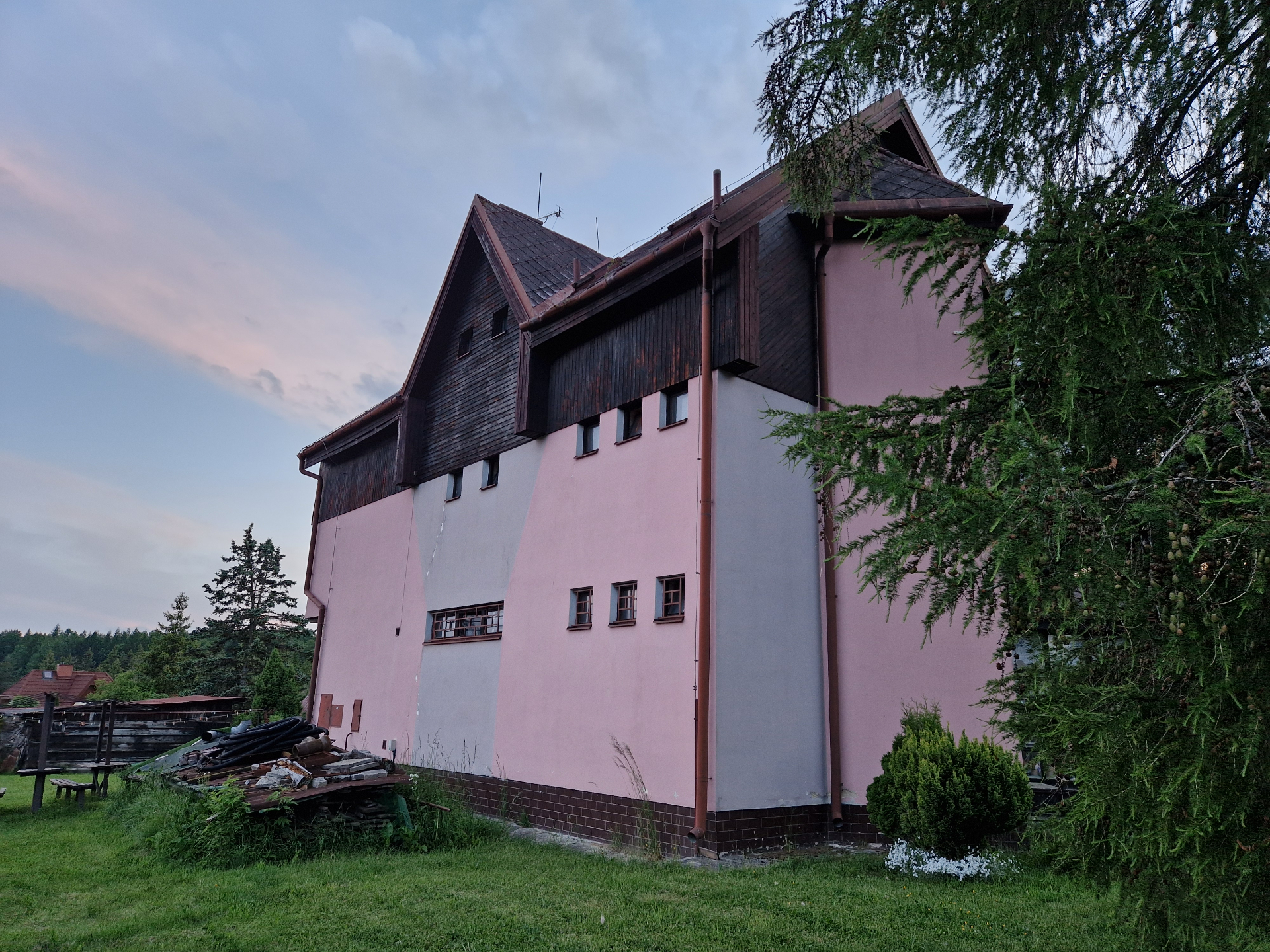 Hikers Paradise — zadná fasáda pred rekonštrukciou.