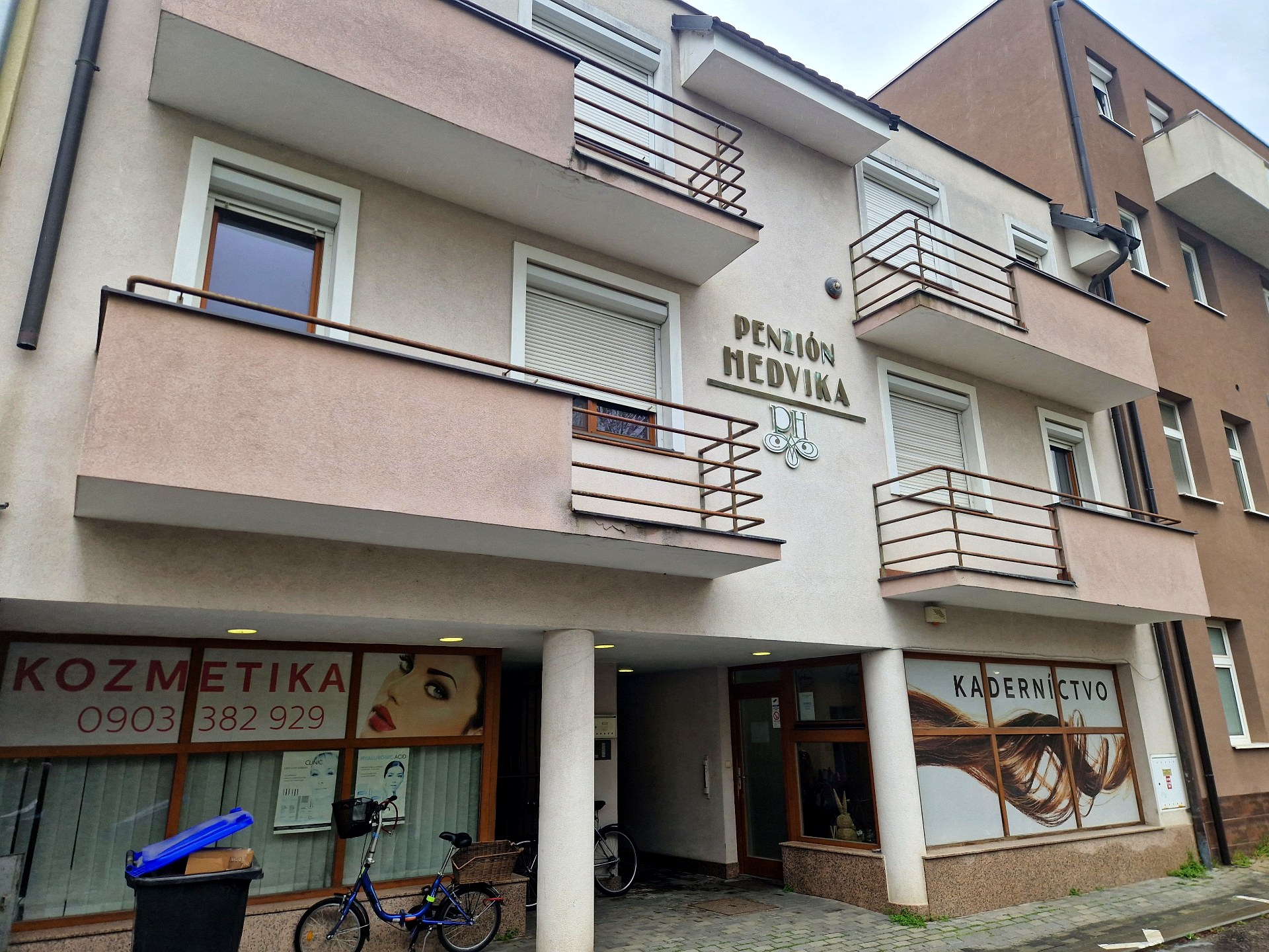 PRED rekonštrukciou — pohľad na vstupný portál a obchodné parteri pred obnovou