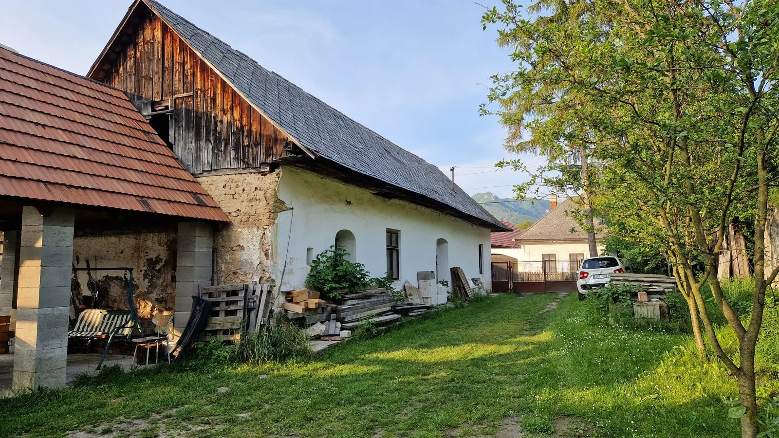 Vnútorný dvor s výhľadom na Veľkú Fatru — pred / po — Po