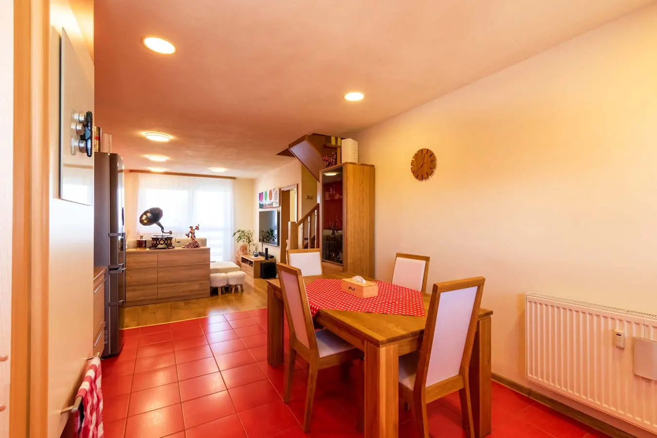 Sherpa's Hostel — jedálenská časť prepojená s obývacou zónou.