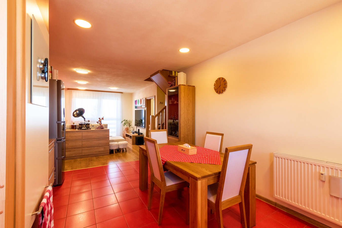 Sherpa's Hostel — jedálenská časť prepojená s obývacou zónou.