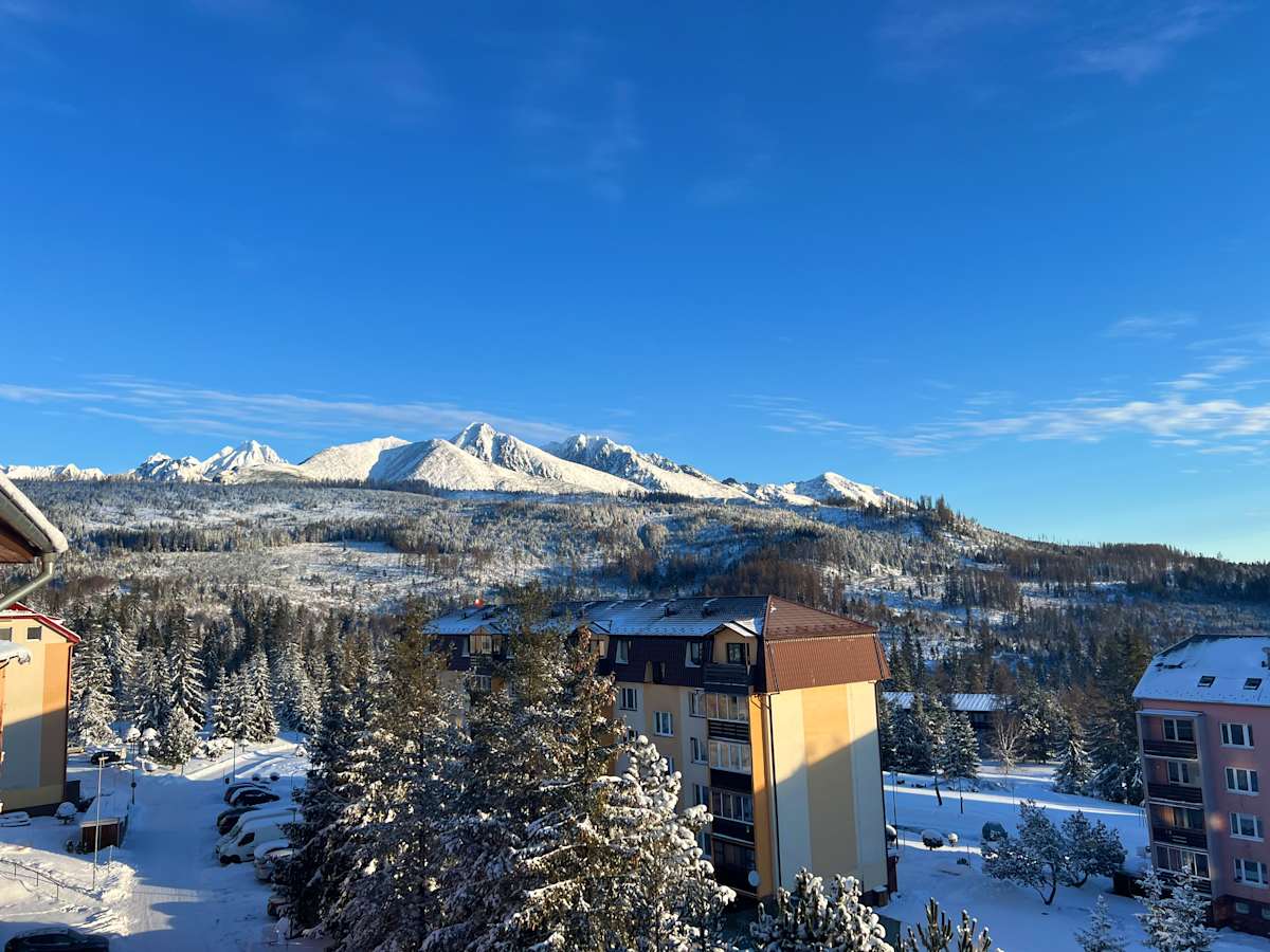 Sherpa's Hostel — výhľad na panorámu Vysokých Tatier.
