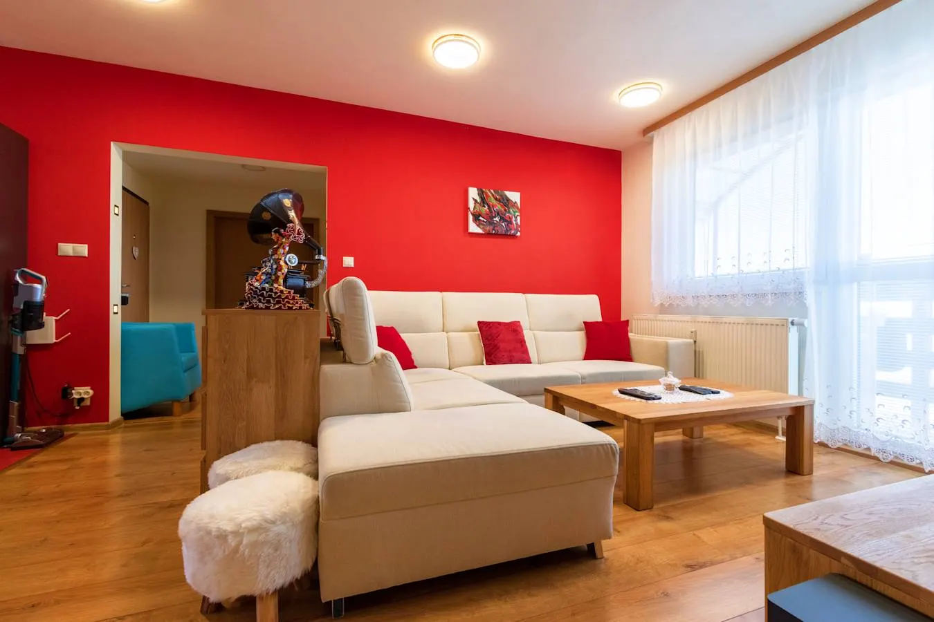 Sherpa's Hostel — alternatívny pohľad na obývaciu časť apartmánového interiéru.