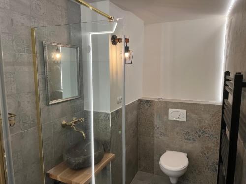 Sprcha so sklenenou stenou — moderný štandard v historickom objekte.