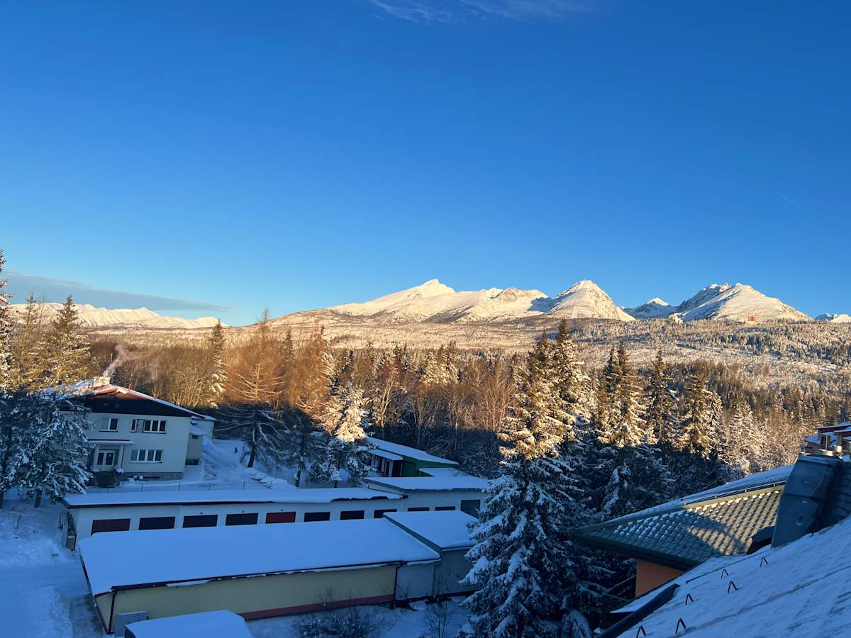 Sherpa's Hostel — ďalší výhľad na tatranskú panorámu.