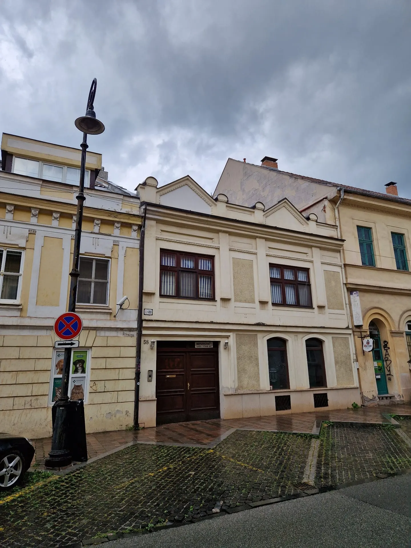 Fasáda z Mäsiarskej ulice — historický meštiansky dom č. 58 v centre Košíc (Mestská pamiatková rezervácia Košice).