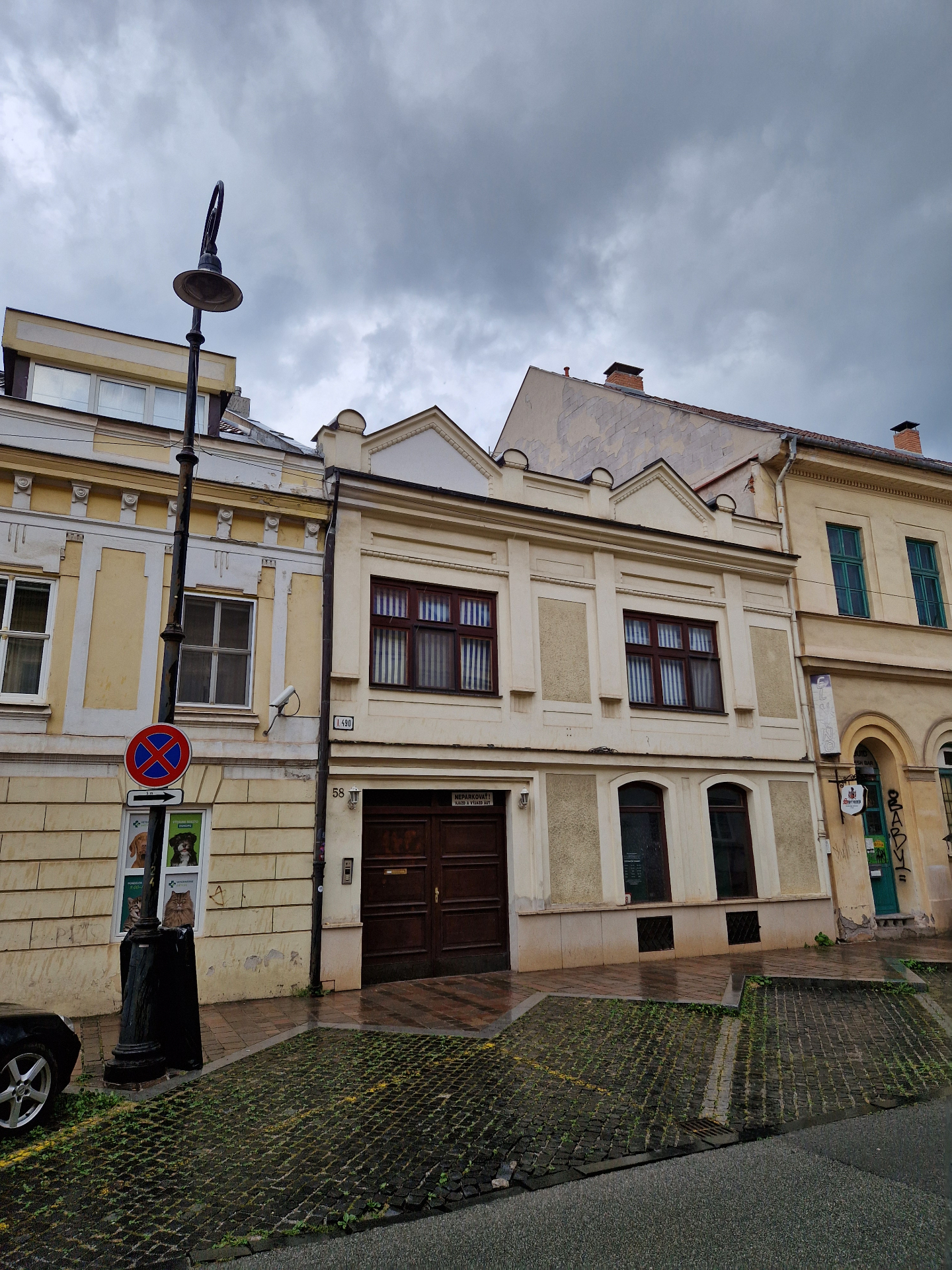 Fasáda z Mäsiarskej ulice — historický meštiansky dom č. 58 v centre Košíc (pamiatková zóna UNESCO).